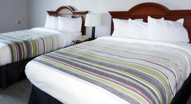 Четырёхместный номер Standard Country Inn & Suites by Radisson, Dahlgren-King George, VA