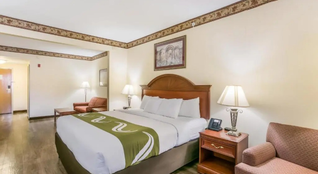 Люкс Quality Inn & Suites Bel Air I-95 Exit 77A