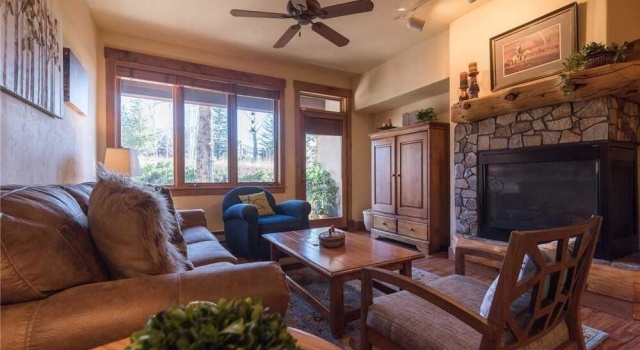 2104 Timberline Lodge, Trappeur's Crossing Apartment 2, Забронировать Апартаменты/квартира Отели Стимбот-Спрингса с парковкой, рядом с Buckaroo, Парковка