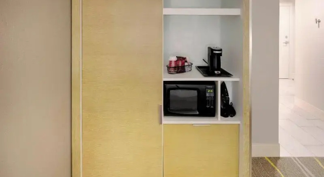 Четырёхместный номер Standard с балконом Delta Hotels by Marriott Daytona Beach Oceanfront