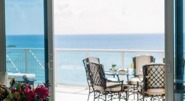 Caribbean Club Luxury Condo Hotel, Забронировать Отель Отели Севен-Майл-Бич с бассейном, Бассейн