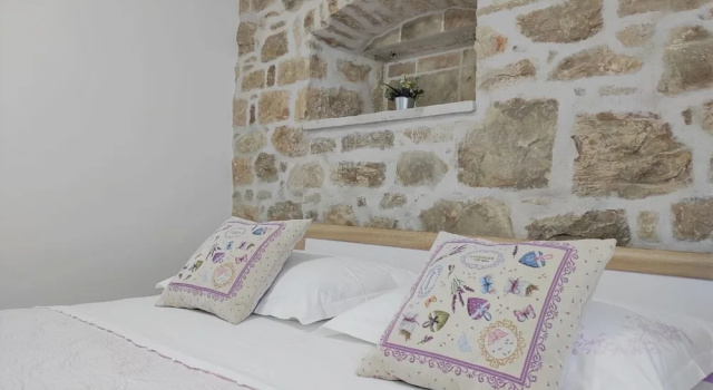 Modern Traditional Apartment w Patio, Near Beach, จอง อพาร์ทเมนท์ Kastel Luksic Kastela