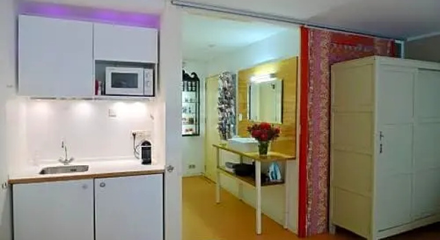 Metropolitan B&B, Забронировать Отель «постель и завтрак» Амстердам Северная Голландия, рядом с Стопера
