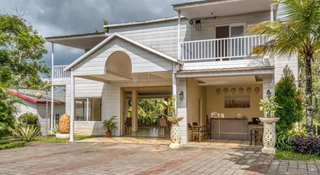 RedDoorz Resort near Bukit Campuhan Ubud, Забронировать Курортный отель Отели Убуд с бассейном, Бассейн