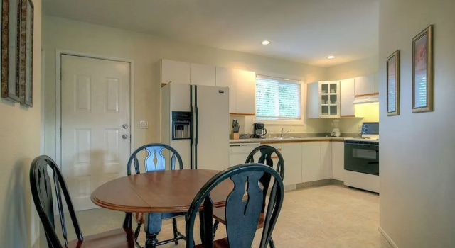 Коттедж Beach Access Kelowna Rental Home Upper Unit by KVR