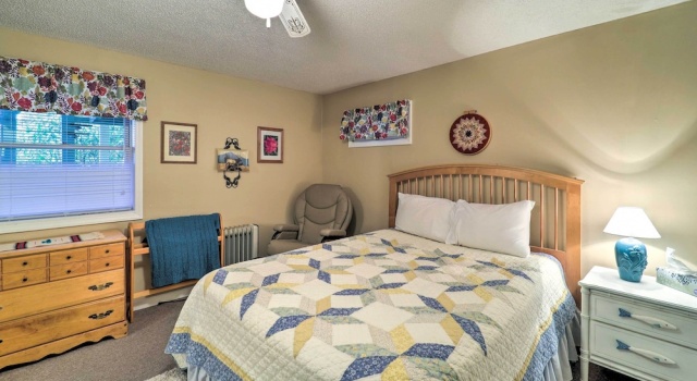 Pool & Lake Access: Idyllic Cottage in Newland, Book Feriehus Newland Appalachian Mountains