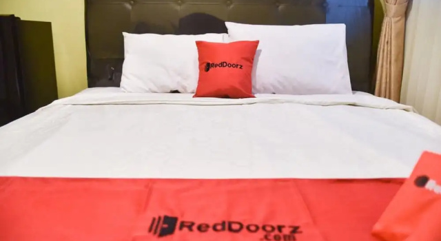 Standardowy dwuosobowy pokój RedDoorz near Surabaya Town Square