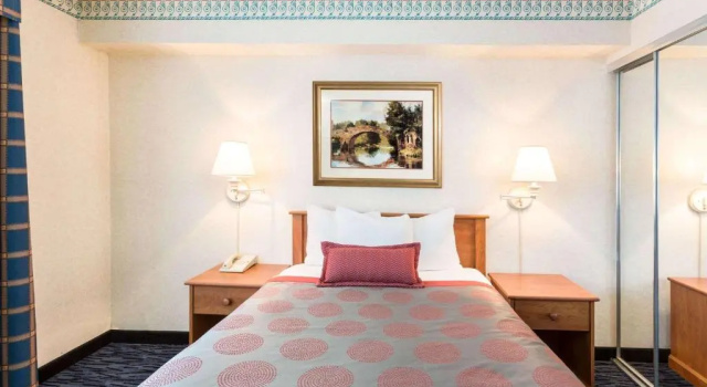 Люкс Deluxe Ramada by Wyndham Kent Seattle Area