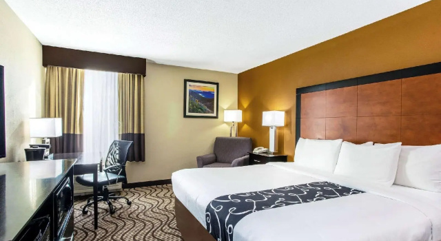 La Quinta Inn & Suites By Wyndham Wytheville, Забронировать Отель Отели Уайтевилл с бассейном, Бассейн