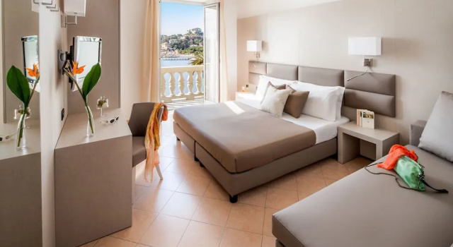 Семейный номер Standard с балконом и с видом на море Hotel Vesuvio