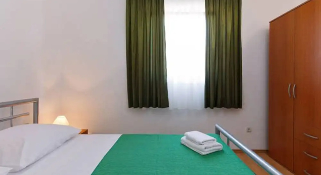 Luxurious Holiday Home at Podstrana With Sea View, Брондау Қонақ үй Split Region қаласындағы төсек алаңы бар қонақ үйлер, Тоқтау алаңы