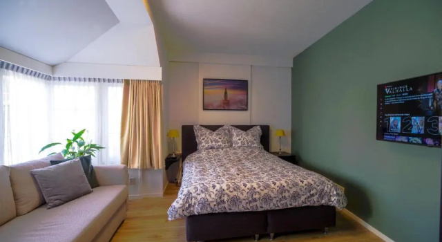 Unique Courtyard House with Sauna in Alkmaar city center, Забронировать Отель Отели Noord-Kennemerland с парковкой, Парковка