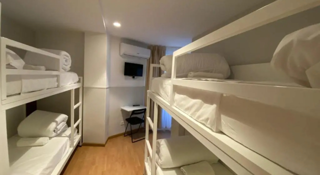 Кровать в общем номере Far Home Gran Vía