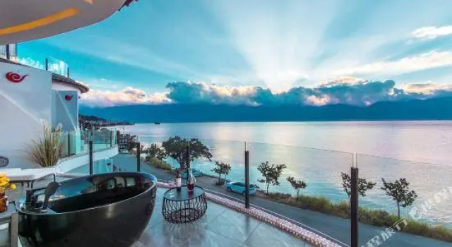 Yunzhiguo Yunduan Lakeview Holiday Hotel