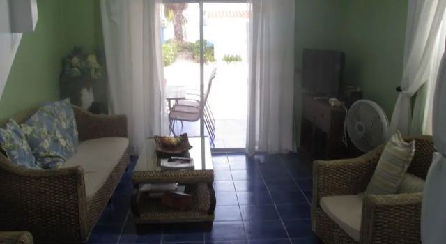 Бунгало Oceanfront Townhome in Marazul Dive Resort