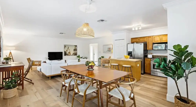 Spacious Beach Apt in Las Olas Blvd, Забронировать Апартаменты/квартира Отели Форт-Лодердейл с парковкой, Парковка