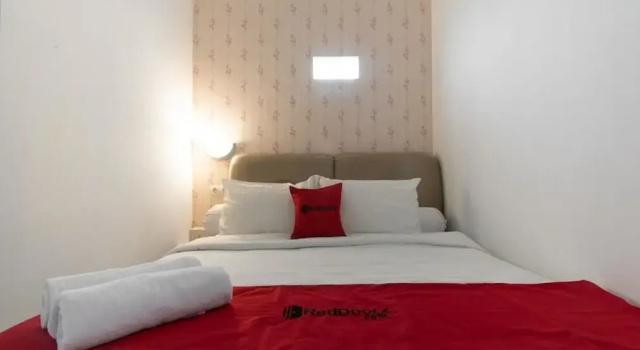 Habitación doble Estándar RedDoorz Plus near Trans Studio Cibubur 2