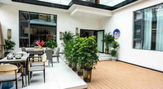 'Yunhaiyuan Oxygen Homestay, Забронировать Отель Шангри-Ла Юньнань