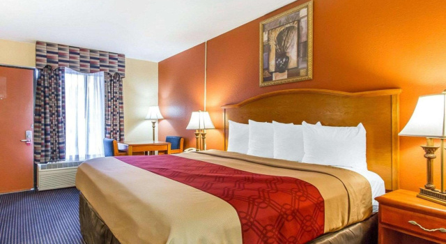 Econo Lodge Inn & Suites Evergreen
