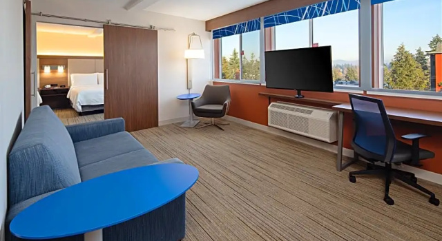 Четырёхместный люкс c 1 комнатой Holiday Inn Express Hotel & Suites SeaTac by IHG