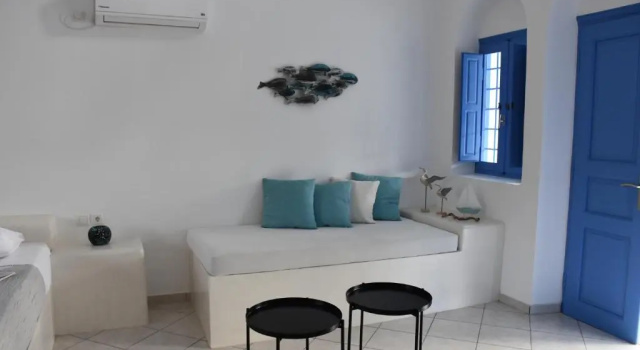 Spacious veranda, house for 3, in the village., Забронировать Вилла Отели Санторини с парковкой, рядом с Черный пляж, Парковка