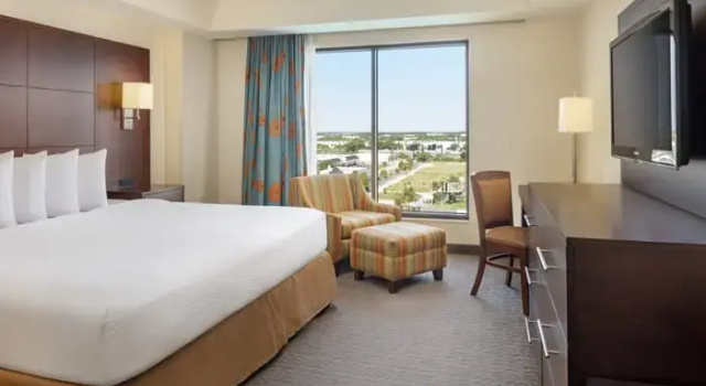 Люкс Luxury с видом на озеро Ramada Plaza by Wyndham Orlando Resort & Suites Intl Drive - Newly Renovated!