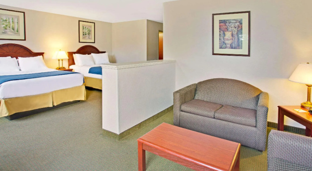 Четырёхместный студия люкс Days Inn & Suites by Wyndham Laurel Near Fort Meade