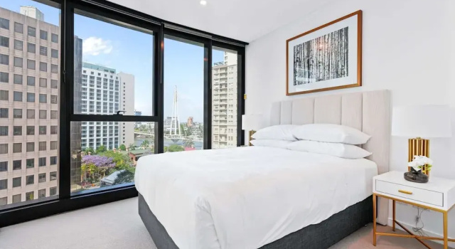 CBD High-rise 1-bed With Pool, Gym & Views, Забронировать Апартаменты/квартира Брисбен Brisbane Region, рядом с Скалы Кангару-Пойнт