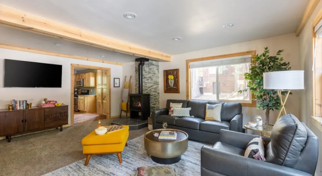 Sweet Pine Deck + Hot Tub, Cozy Modern Interior Close to Ski Resort!, Забронировать Дом для отпуска Отели Норт-Лейк-Тахо с парковкой, Парковка