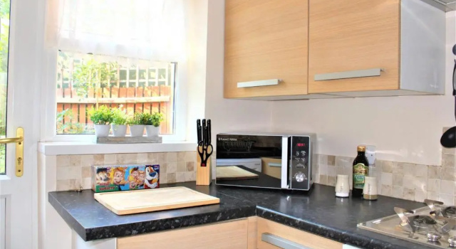 Oldbrook Lovely 3 Bedroom House Sleeps 6 FREE PARKING and NETFLIX, Забронировать Отель Отели Милтон-Кинс с парковкой, Парковка