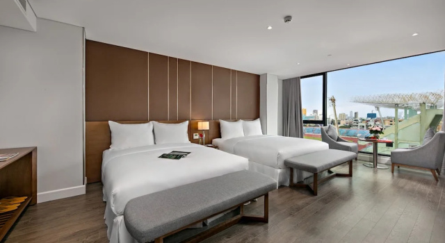 Трёхместный семейный номер Standard с балконом и с видом на город AVORA Boutique Hotel