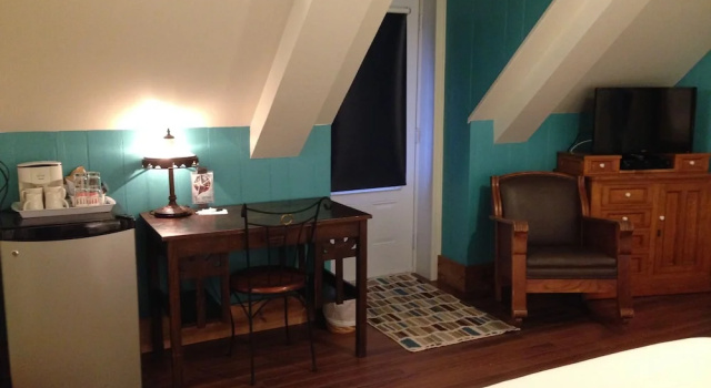 Четырёхместный номер Comfort с балконом Auberge Seigneurie des Monts