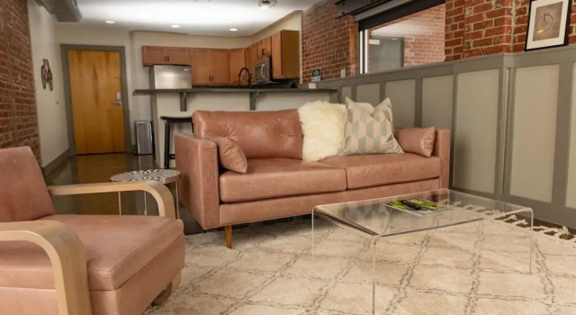 Апартаменты Luxury 2 BR Apartment With Modern Accents Downtown