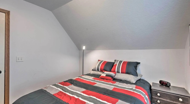 Коттедж Cozy Cedar Rapids Pad - 2 Blocks to Mercy Care!