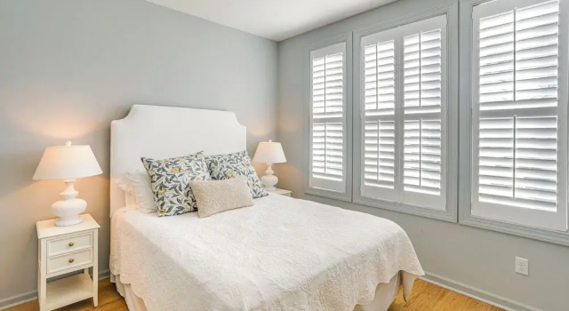 Near Square & Campus: Modern Home w/ Pool Access!, Buchen Sie Ferienhaus Hotels in Mississippi mit Parkplatz, Parkplätze