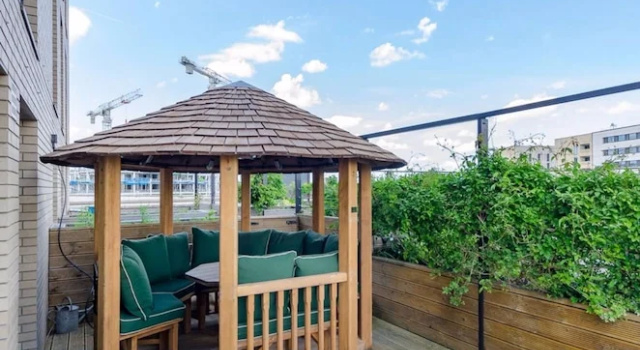 Stunning 2 Bed Flat w/ Terrace Next to Kings Cross, Забронировать Отель Камден Лондон