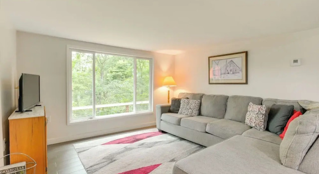 1 Mi to Burr Oak Lake: Home w/ Deck & Patio!, Đặt Nhà nghỉ dưỡng Glouster Ohio