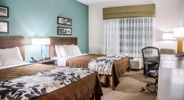 Четырёхместный номер Standard Sleep Inn & Suites Center