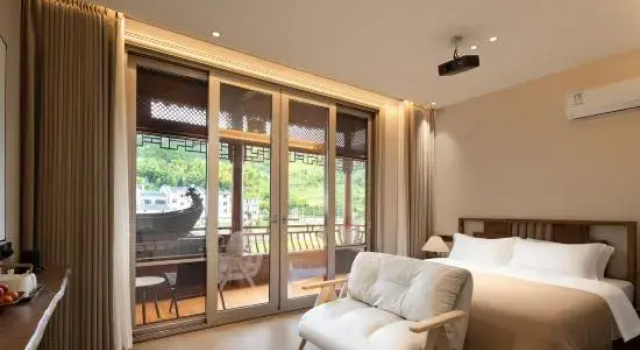 Кровать в общем номере с 3 комнатами Chuxin Hostel
