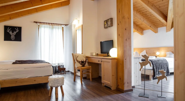 Четырёхместный семейный номер Standard с балконом и с видом на горы Chalet Giasenei