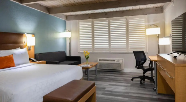 Двухместный полулюкс Prodigy Hotel, a Days Inn by Wyndham
