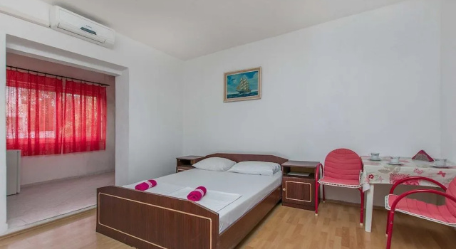 Apartments and Rooms Perica, Забронировать Апартаменты/квартира Дуги-Рат Окрестности Сплита, рядом с Пляж Общественный Дуги Рат