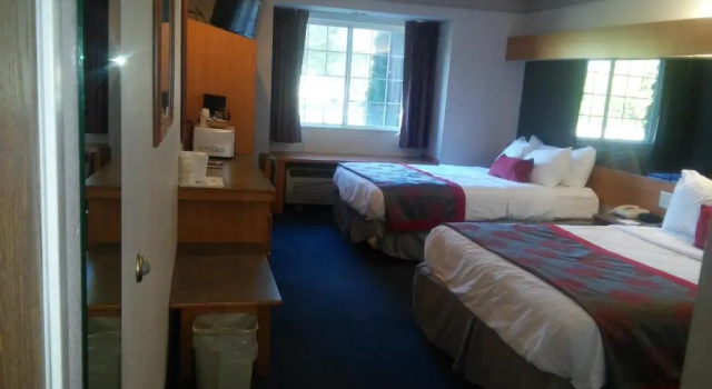 Четырёхместный номер Standard Ramada Limited by Wyndham, Bloomington I-55 & I-74 IL