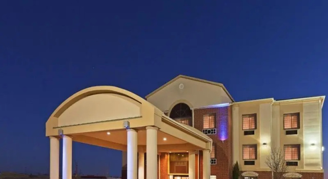 Четырёхместный люкс Holiday Inn Express & Suites Plainview by IHG