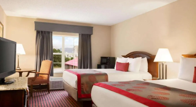 Четырёхместный номер Standard Ramada by Wyndham Pigeon Forge North