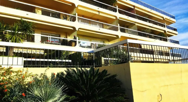 3 pièces vue mer et piscine quartier Parc Impérial, Забронировать Апартаменты/квартира Отели Приморских Альпы с парковкой, Парковка