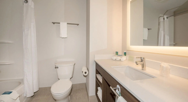 Четырёхместный номер Standard Holiday Inn Express & Suites Victoria-Colwood by IHG