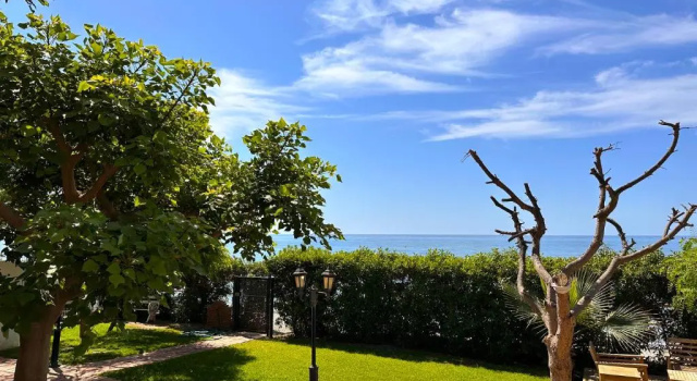 Коттедж с 4 комнатами VILLA ALBORAN Beachfront 9PAX