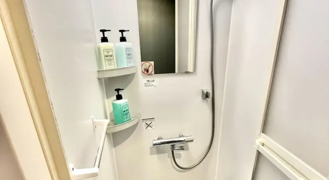 Кровать в общем номере Hinode Kagurazakaekimae Hotel