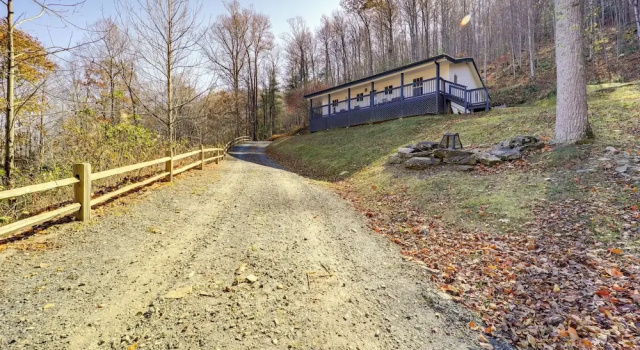 Pet-friendly Cabin w/ Fire Pit in Spruce Pine!, Забронировать Дом для отпуска Спрус-Пайн Северная Каролина